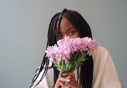 Femme qui porte des coiffures protectrices